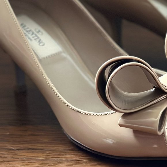 Valentino Tan Patent Leather Bow Accent Peep Toe Pumps, size 37. - Picture 6 of 6